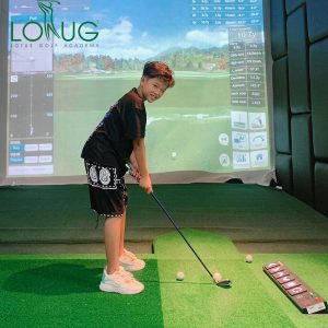 Trẻ học chơi golf tại Lotug